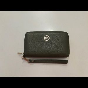 Michael Kors Wrisr Wallet Olive Green 10% OFF